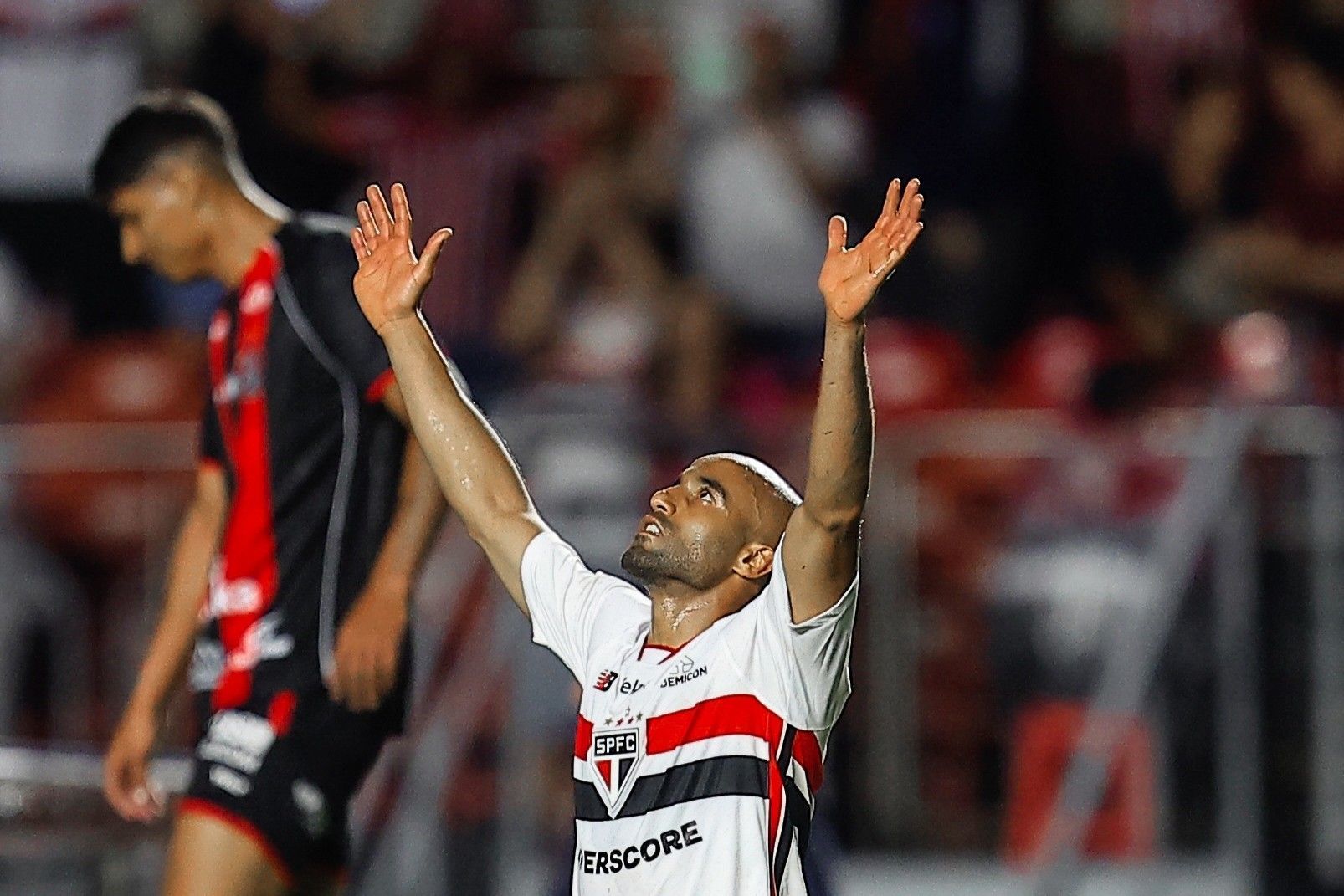 Lucas, do São Paulo, admite chance de ficar livre no mercado em janeiro