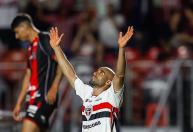 Lucas, do São Paulo, admite chance de ficar livre no mercado em janeiro