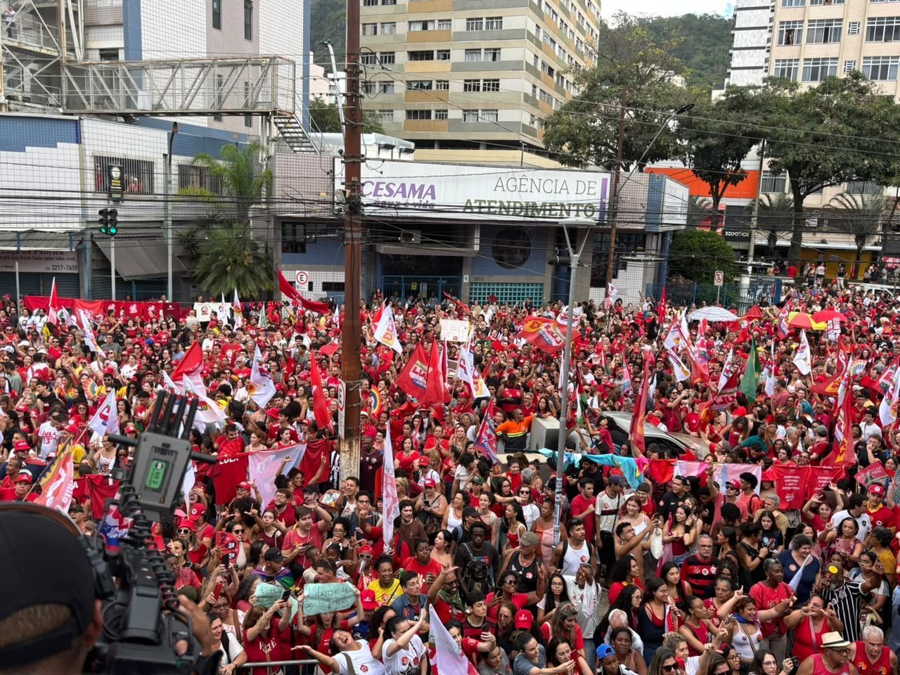 Lula discursa frente a multidão em Juiz de Fora, na Zona da Mata mineira, nesta sexta (16)