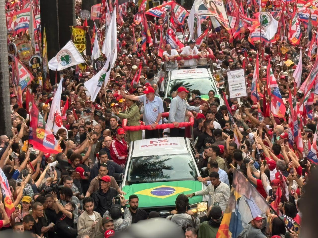 Com foco em reduzir abstenções e menções a Cleitinho, Lula reúne milhares em passeata em BH