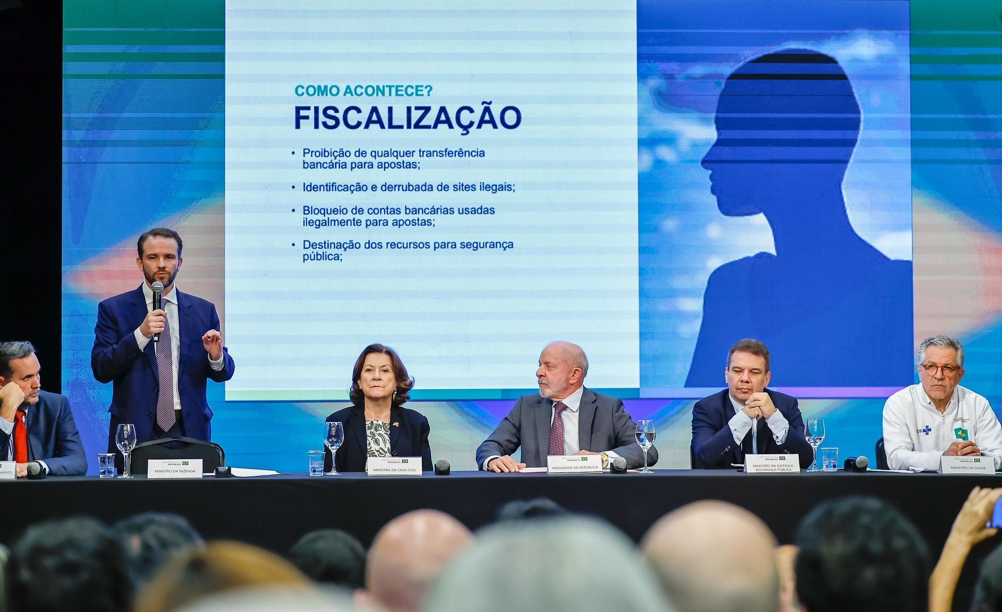 Governo libera venda de camisas de futebol em estoque com marcas de bets, mas proíbe uso público