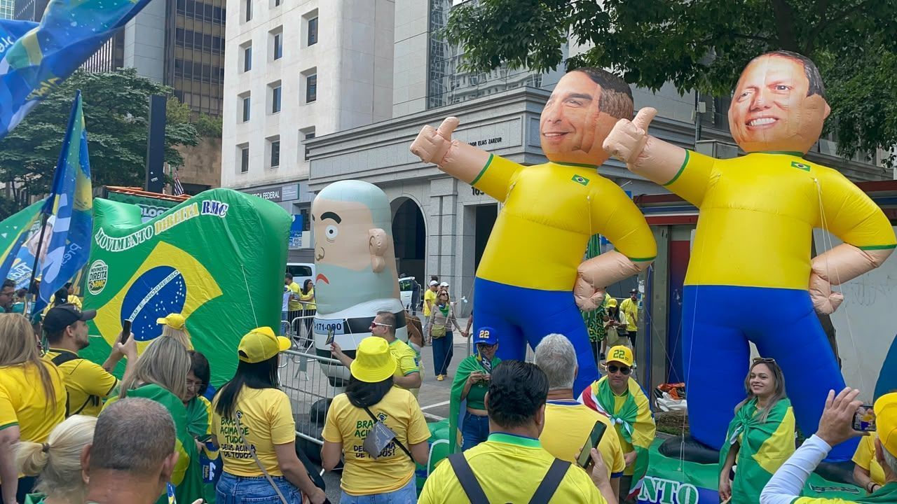 Apoiadores de Flávio Bolsonaro lotam a Avenida Paulista em ato com candidato a uma semana do 2º turno