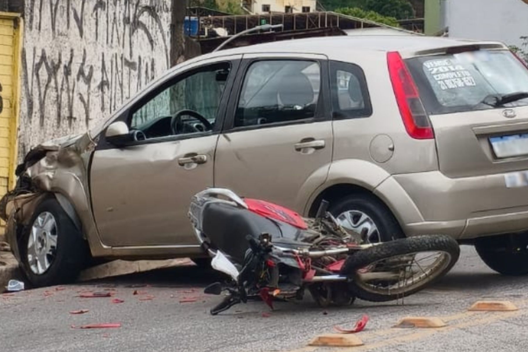 Motociclista fica ferido em acidente com carro na avenida Tancredo Neves, em Fabriciano