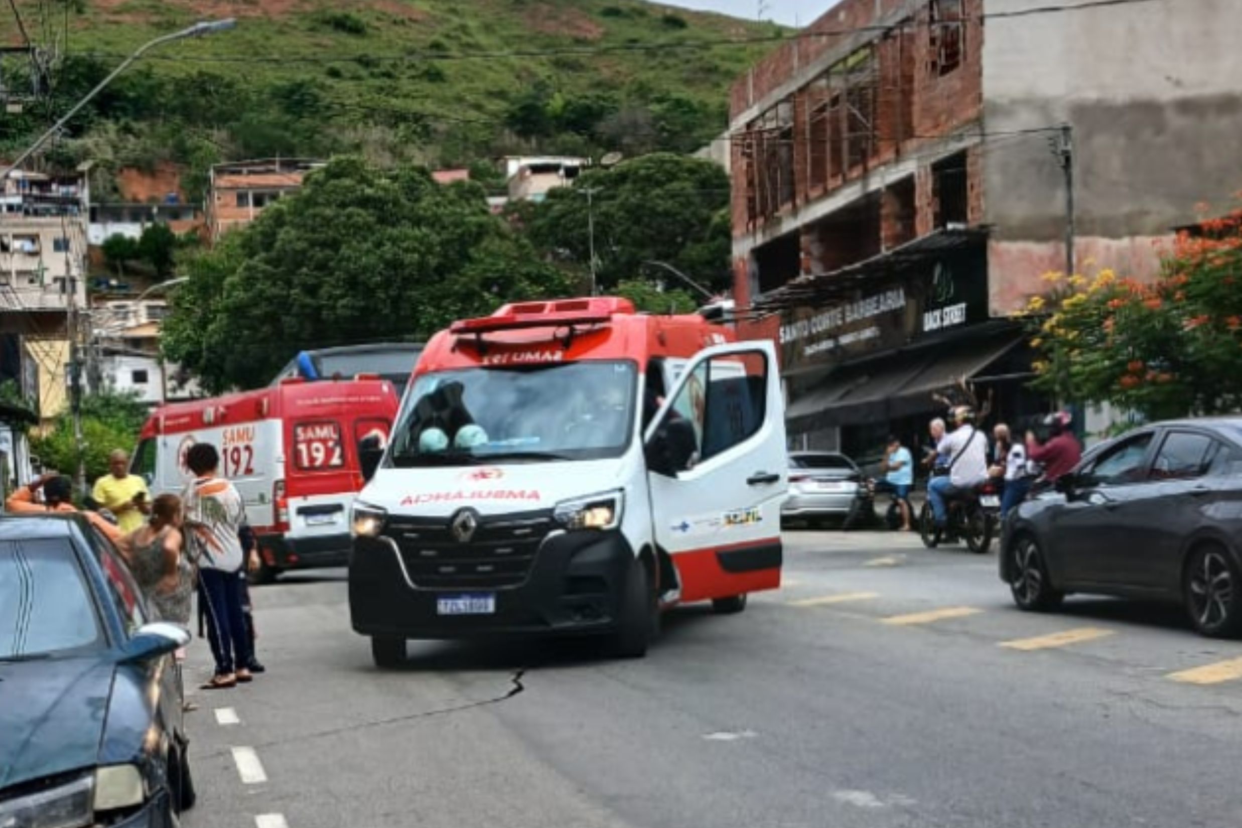 Motociclista fica ferido após bater em ônibus no bairro Canaãzinho, em Ipatinga
