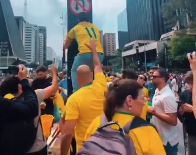 Bolsonaristas se reúnem para limpar pichações cometidas durante ato pró-Lula na Paulista