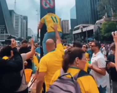Manifestantes limpam rastro deixado na Paulista após ato pró-Lula