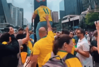 Bolsonaristas se reúnem para limpar pichações cometidas durante ato pró-Lula na Paulista