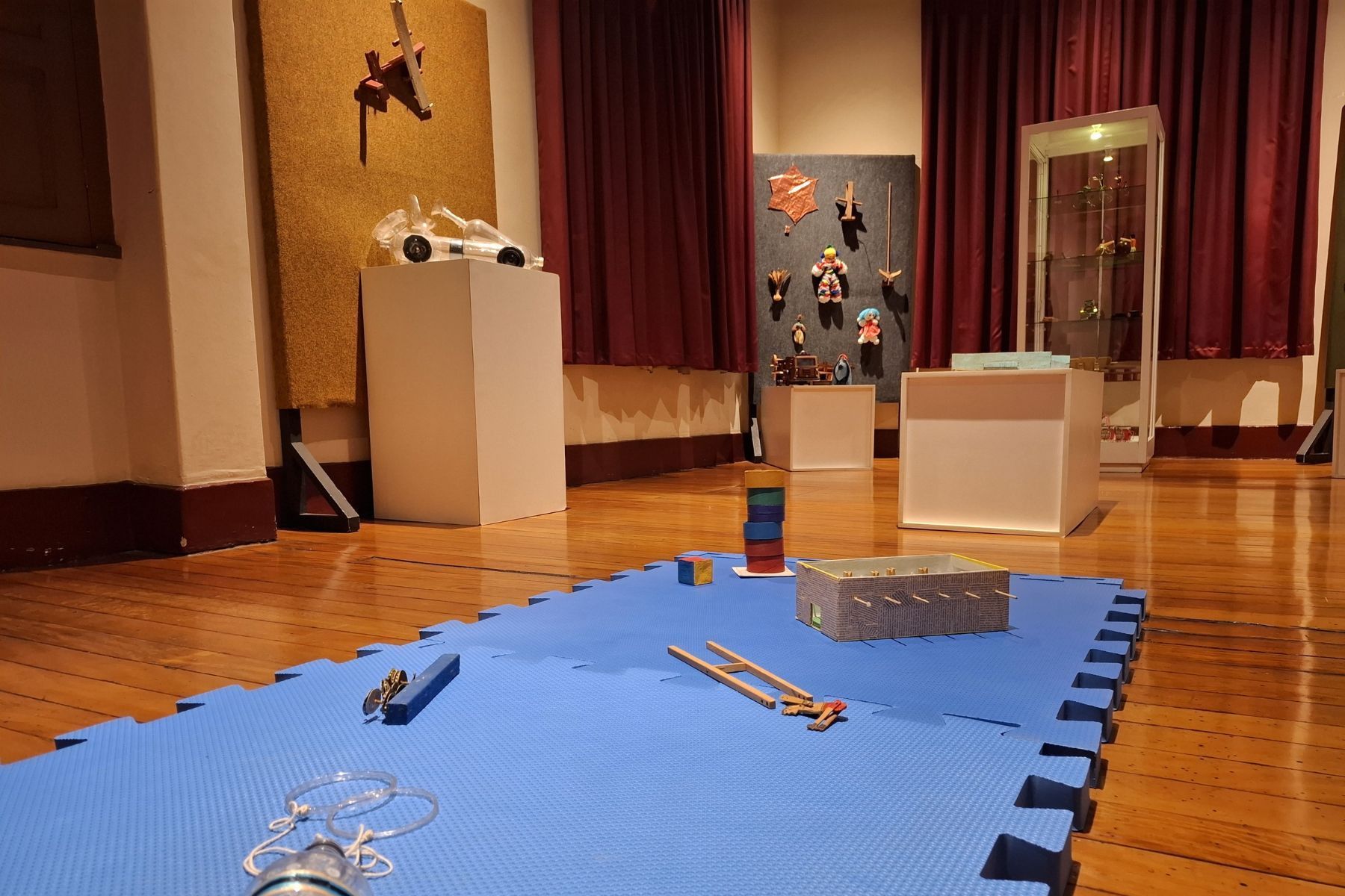 'Memórias do brincar' reúne brinquedos que atravessaram gerações no Forum da Cultura