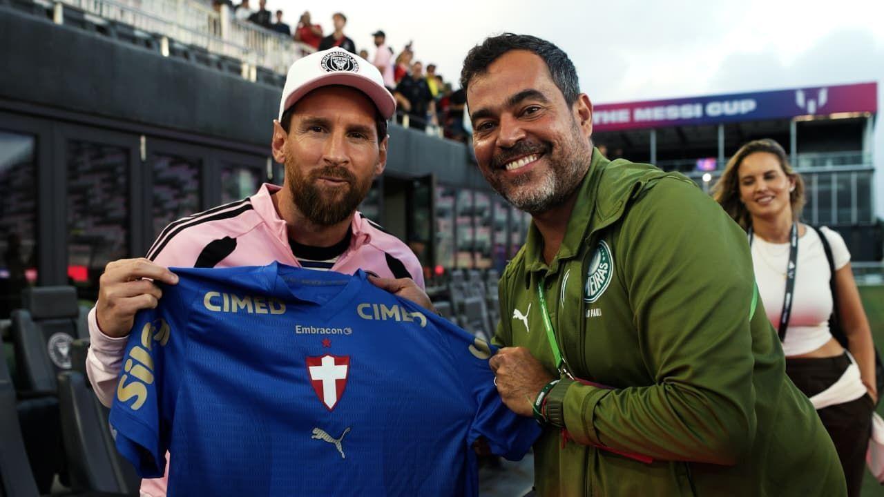 Messi ganha camisa personalizada do Palmeiras durante torneio de base nos Estados Unidos