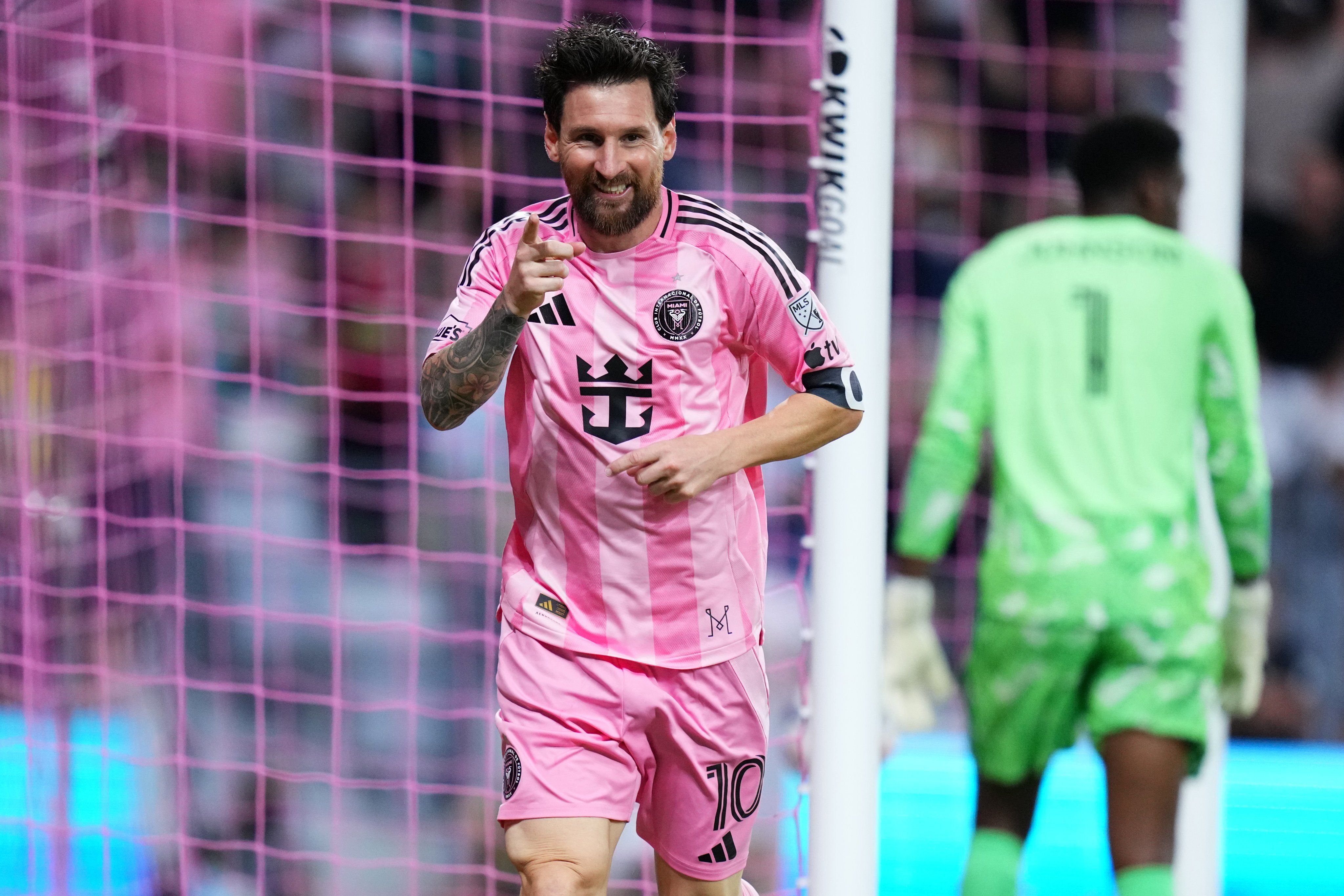Messi marca doblete, Suárez também brilha, e Inter Miami goleia DC United na MLS
