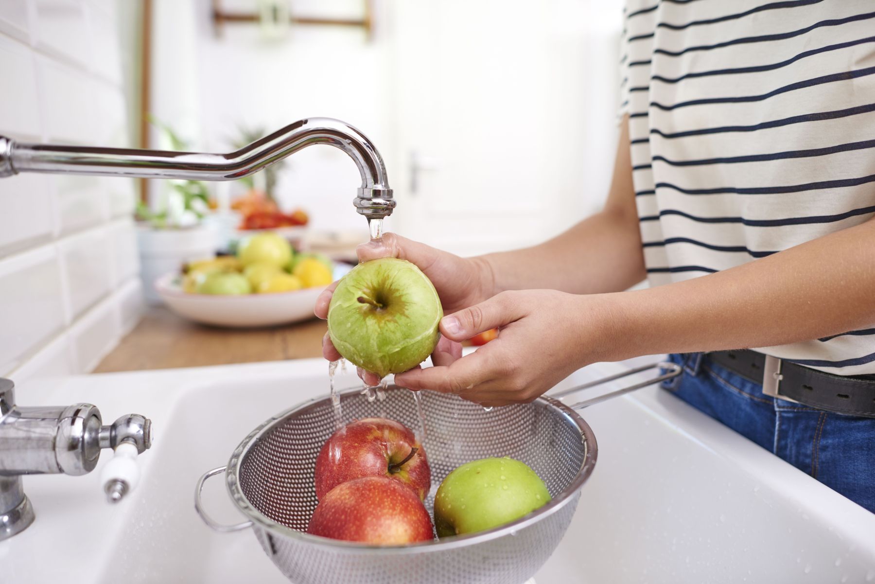 Água, bicarbonato ou vinagre: qual método ajuda mais a reduzir resíduos de pesticidas nas frutas e verduras?