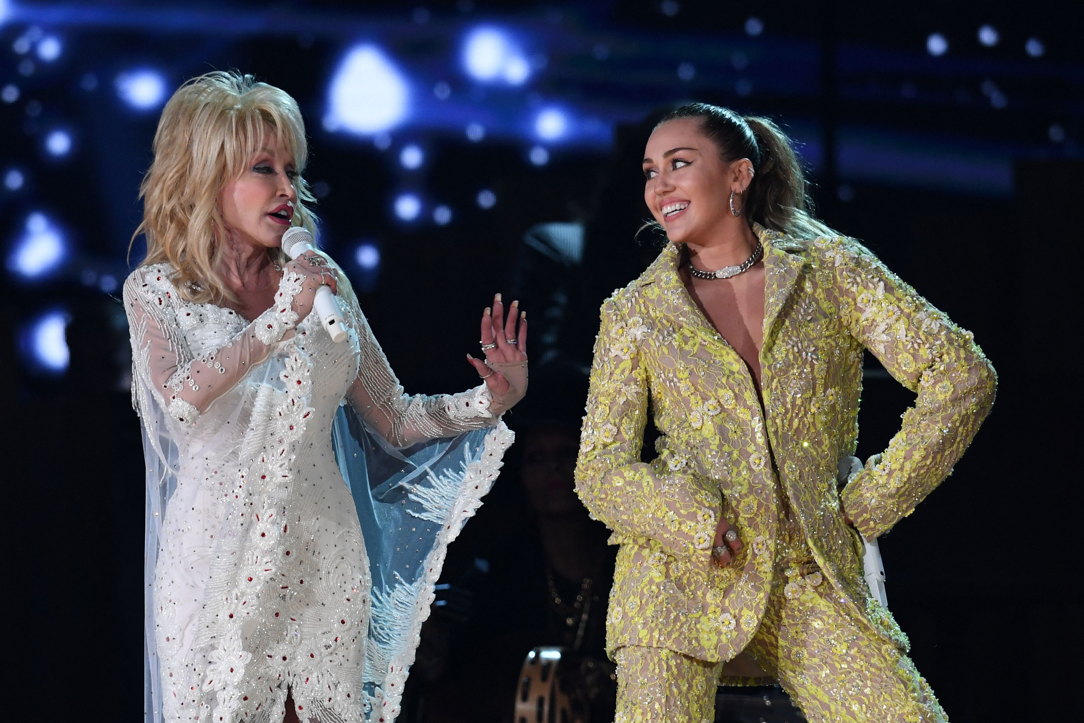 Miley Cyrus retorna aos palcos e presta homenagem à Dolly Parton: 'Somos eternas'