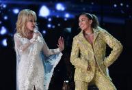 Miley Cyrus retorna aos palcos e presta homenagem à Dolly Parton: 'Somos eternas'