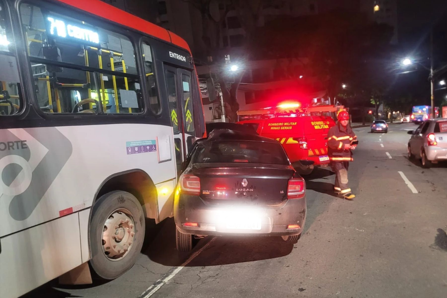 Bombeiros resgatam motorista preso em carro após acidente em Juiz de Fora