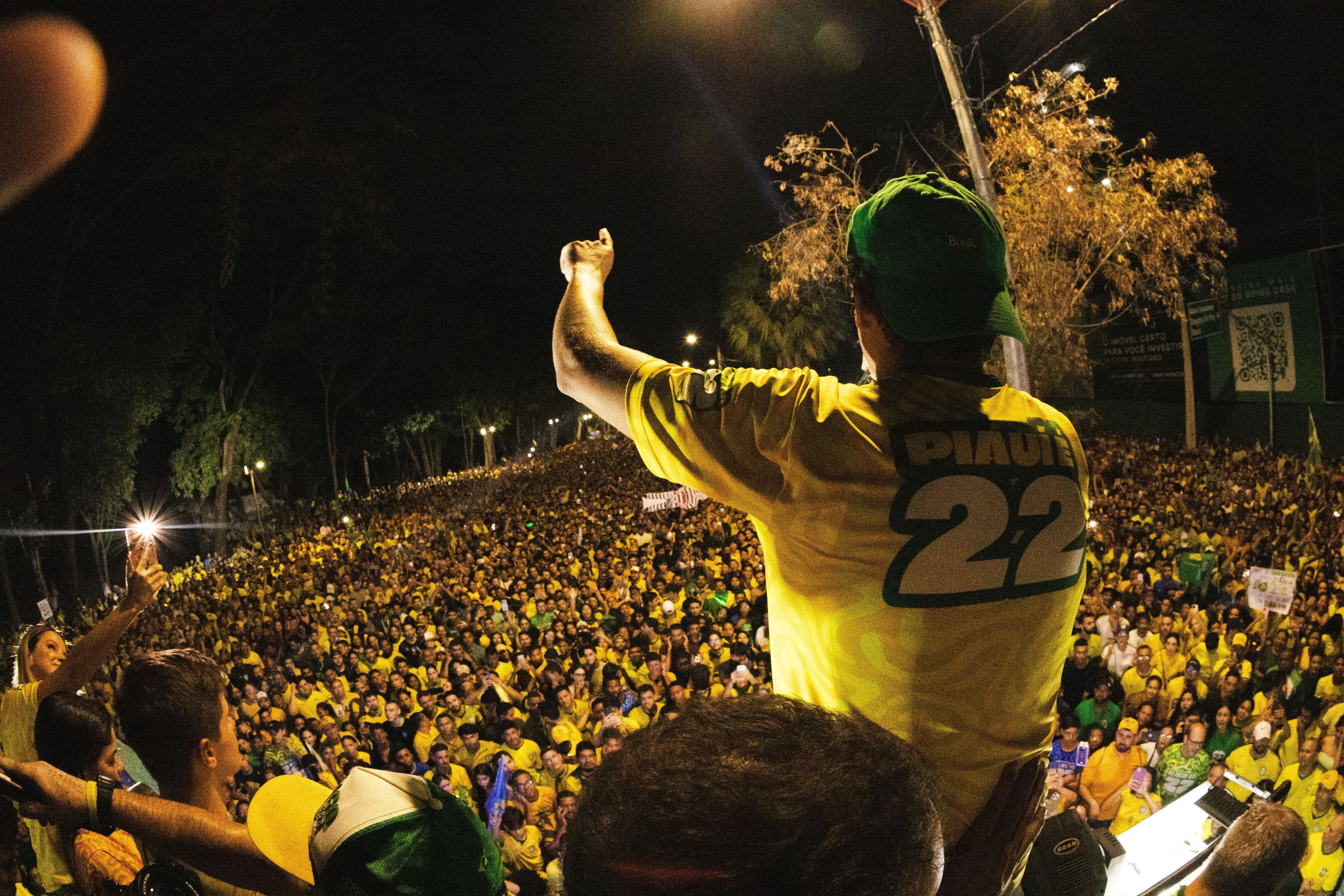 Nikolas Ferreira comanda ato com milhares de apoiadores de Flávio Bolsonaro em Teresina na noite de sábado