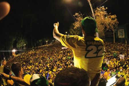 Com uma camisa com o nome do estado, Nikolas comandou ato na capital piauiense
