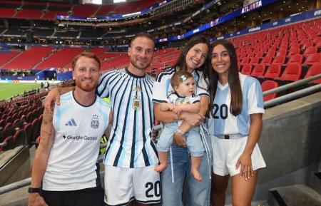 Nico Mac Allister, à esquerda, com o primo Alexis e a família durante a Copa do Mundo de 2026
