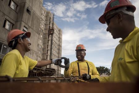 Profissionais atuam nos canteiros da MRV com apoio de treinamentos técnicos, orientações de segurança e iniciativas voltadas à saúde e ao desenvolvimento dos trabalhadores