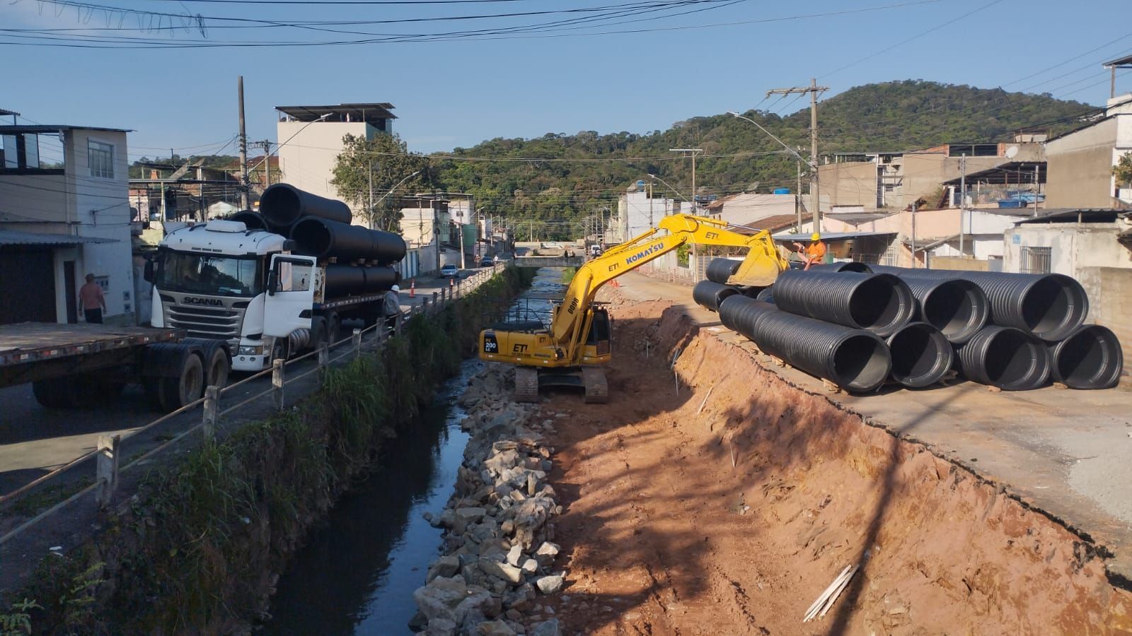 Trânsito está impedido na Avenida Lúcio Bitencourt no Bairro Industrial