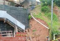 Deslizamento de terra atinge escada de acesso à residência em Juiz de Fora