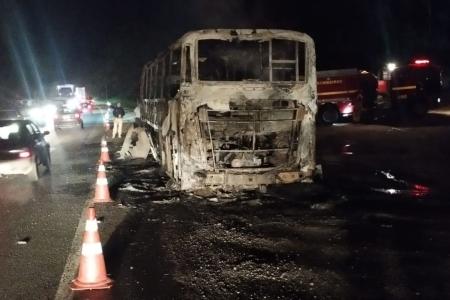 Ônibus destruído por fogo na BR-116 em Leopoldina