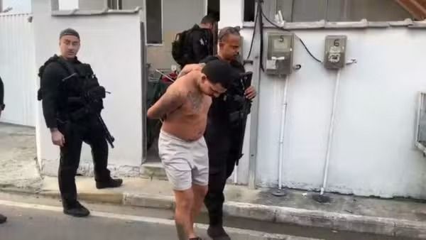 Operação mira PMs suspeitos de favorecer esquema de tráfico e armas ligado ao Comando Vermelho no Rio