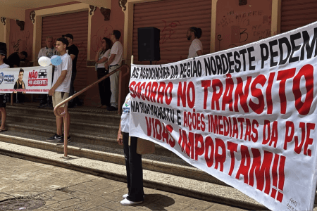 Moradores do bairro Quintas da Avenida protestam por segurança no trânsito • Désia Souza