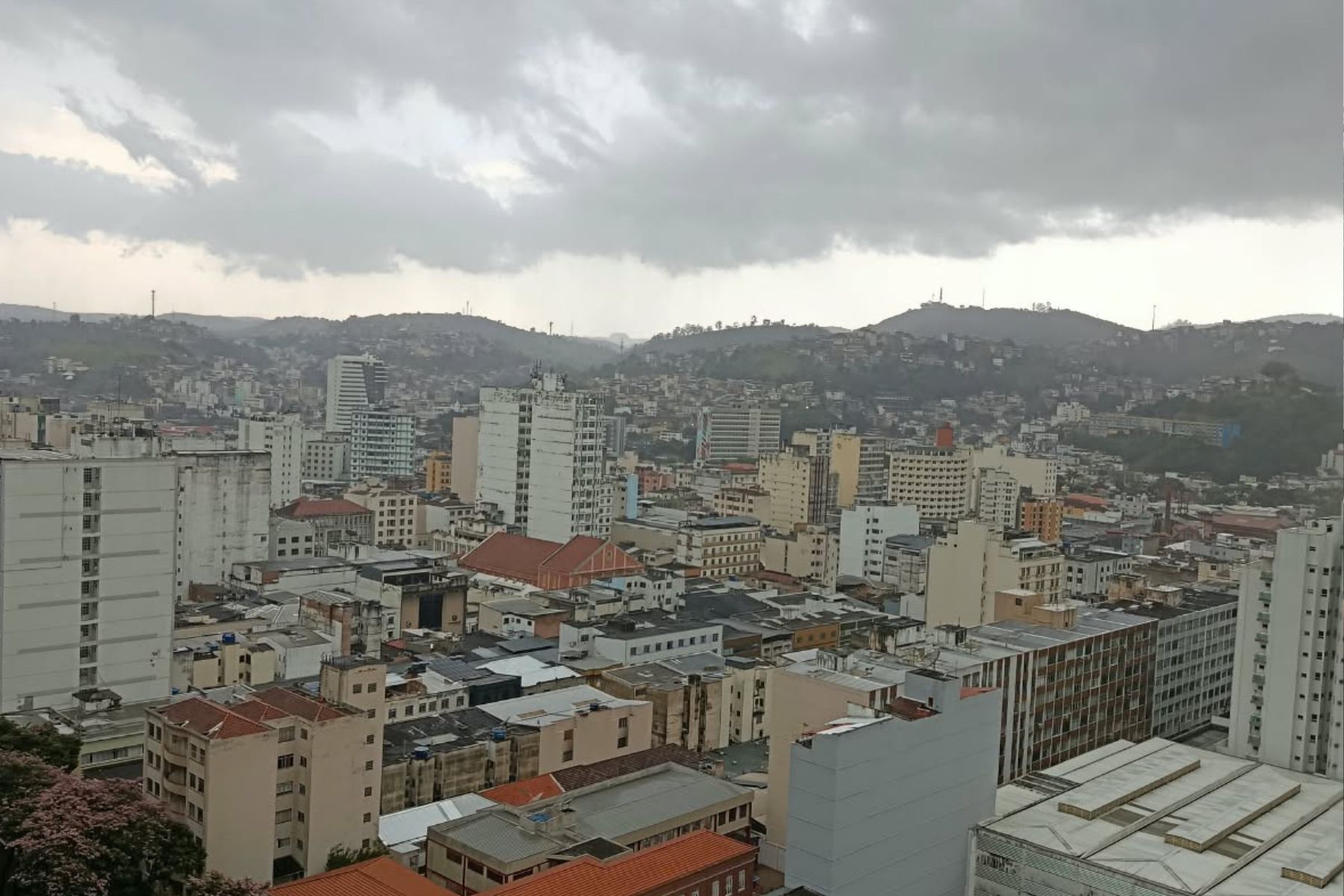 Defesa Civil emite alerta de chuvas fortes em Juiz de Fora nesta quinta-feira (1)