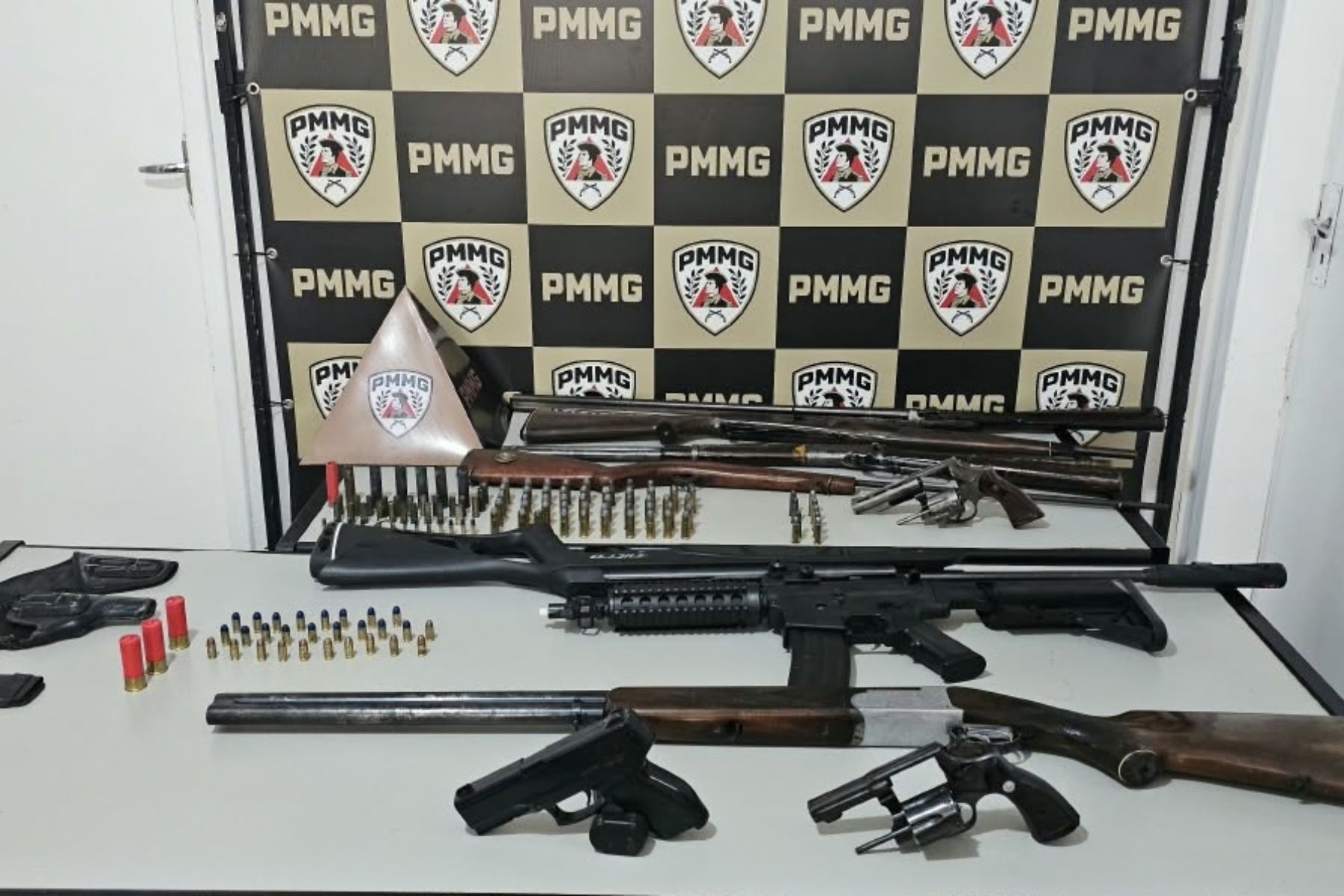 Operação prende três e apreende sete armas de fogo em Fervedouro-MG