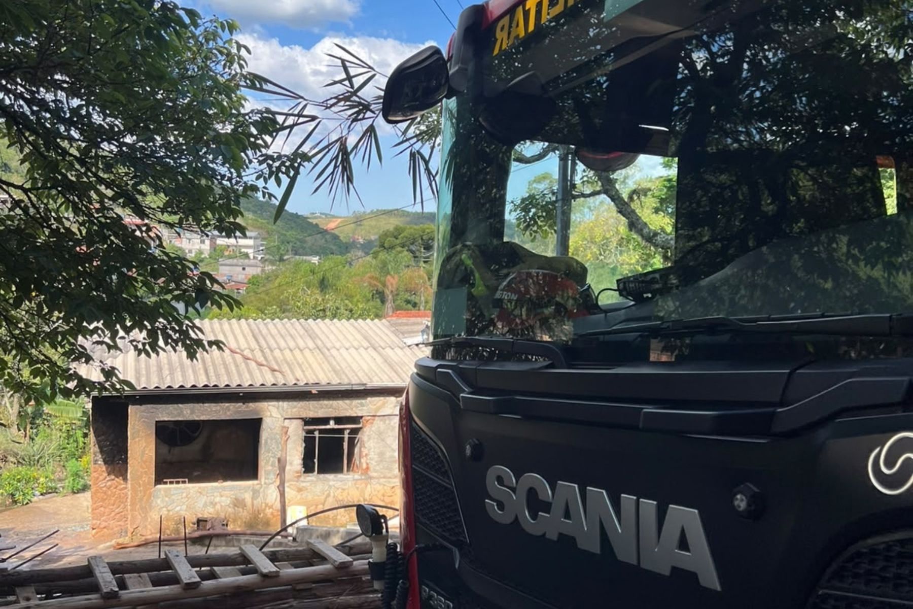 Incêndio atinge residência após suposta confusão entre moradores em Barbacena