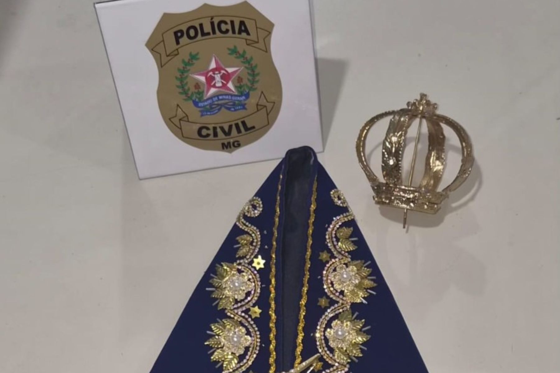 Recuperados manto e coroa de NS Aparecida que foram furtados em Barbacena