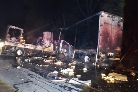 Impacto da colisão entre caminhões causou incêndio