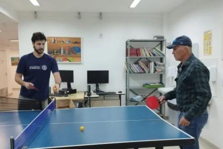 HU realiza tratamento para teste de eficácia da prática do tênis de mesa no tratamento de parkinson