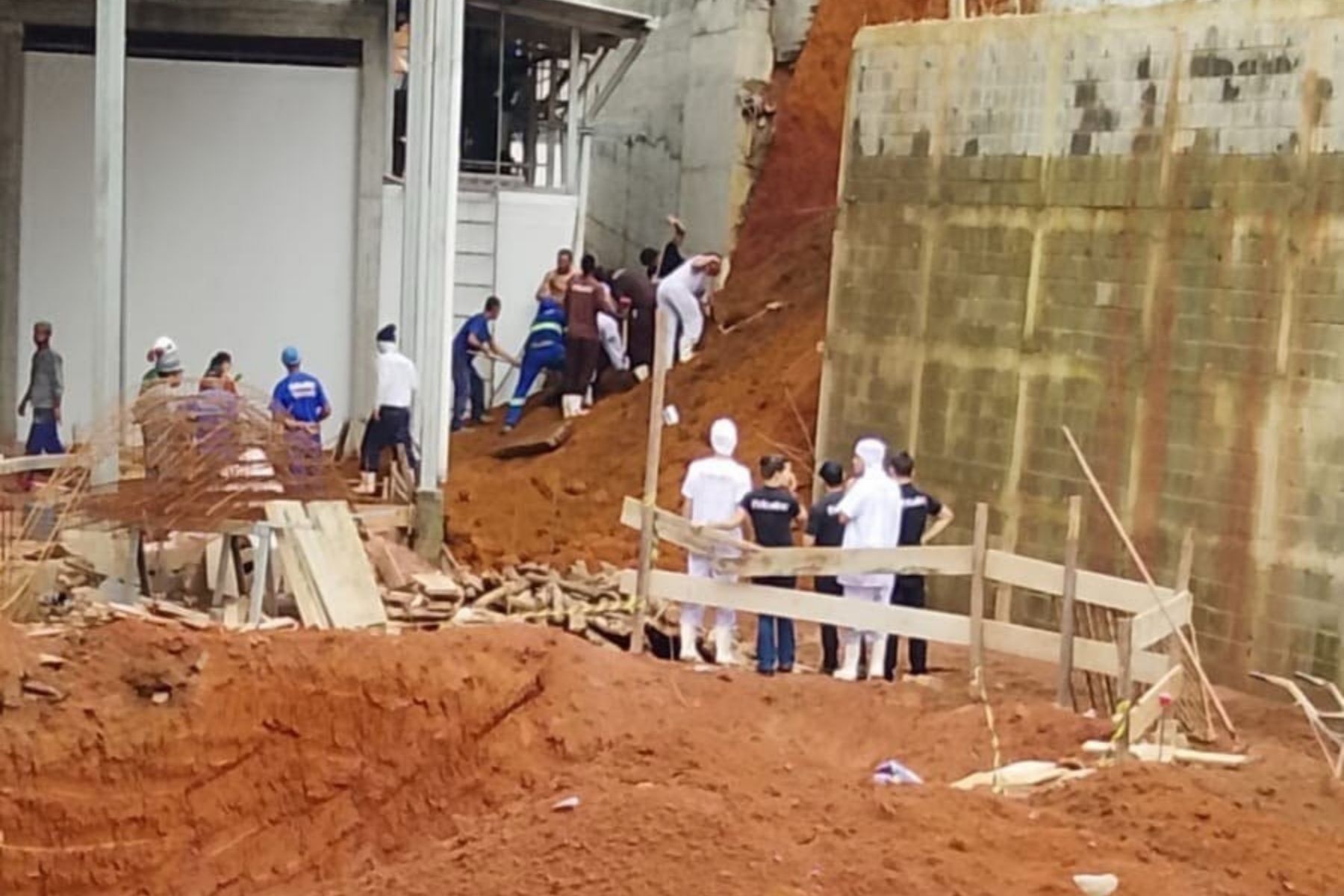 Bombeiros atendem a caso de soterramento em Maripá de Minas