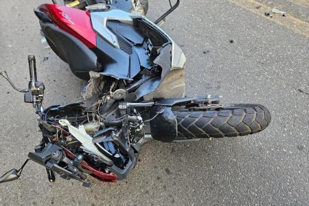 Condutor ficou ferido após colisão com caminhão