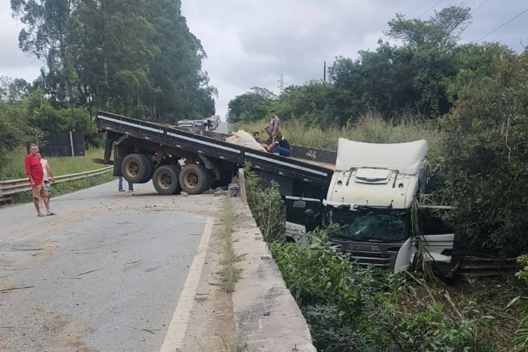 Motorista perde o controle da direção e caminhão cai em ponte na BR-265