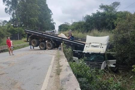 Semirreboque do caminhão obstruiu a pista