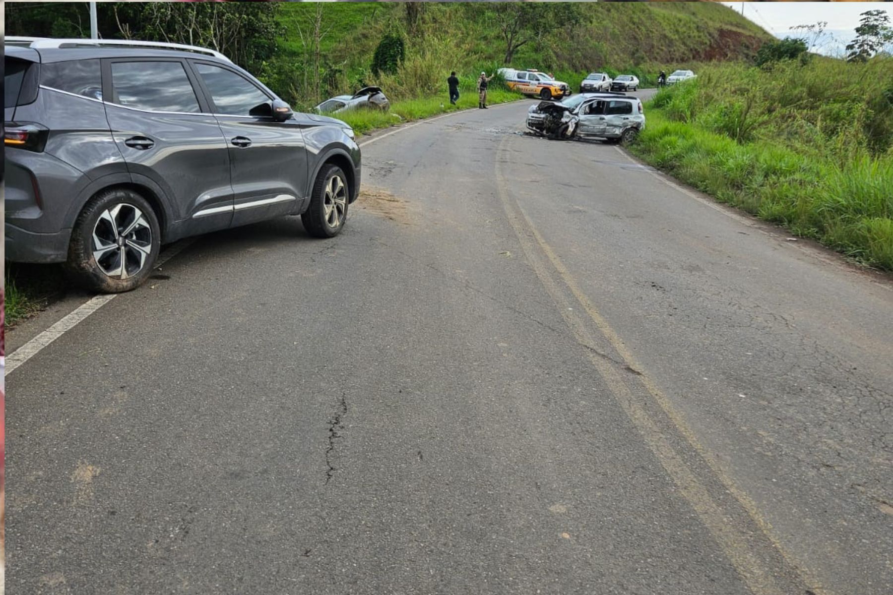 Quatro ficam feridos após três carros colidirem na MG-353 em Juiz de Fora