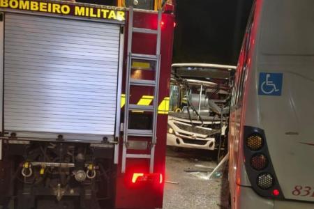 Seis pessoas ficaram feridas após colisão dupla de ônibus