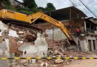 Mais 17 imóveis em situação de risco são demolidos pela Defesa Civil em Juiz de Fora