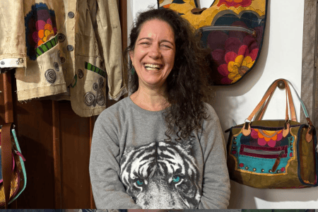 Gabi Gonçalves em seu novo ateliê, em São Pedro • Désia Souza