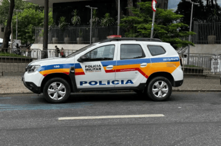 Viatura da Polícia Militar e equipe do Samu em atendimento de ocorrência em via pública.