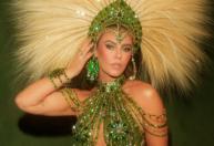 Vídeo: Paolla Oliveira é coroada rainha de bateria da Imperatriz e troca selinho com Iza