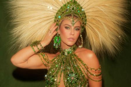 Paolla Oliveira é coroada rainha de bateria da Imperatriz