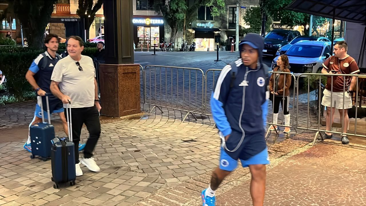 Com Pedrinho e Paulinho, delegação do Cruzeiro desembarca em Porto Alegre; veja relacionados