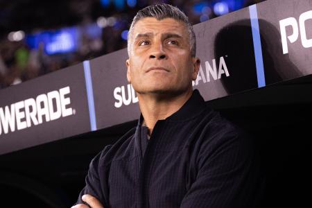 Pedro Emanuel, técnico do Vasco, após vitoria