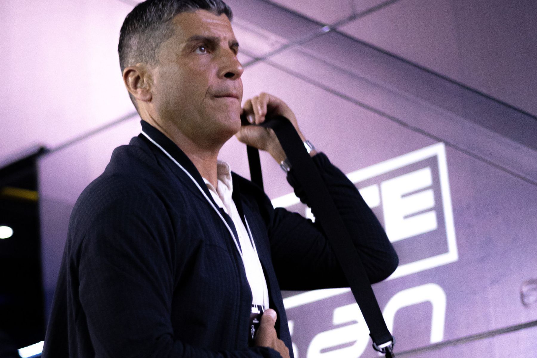 Técnico do Vasco sai em defesa de Leo Jardim após eliminação: ‘Salvou muitas vezes’