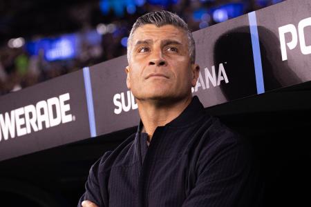 Pedro Emanuel, técnico do Vasco, pode fazer mudanças