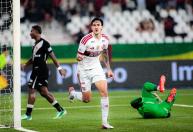 Flamengo goleia o Vasco e fica cada vez mais perto do título brasileiro