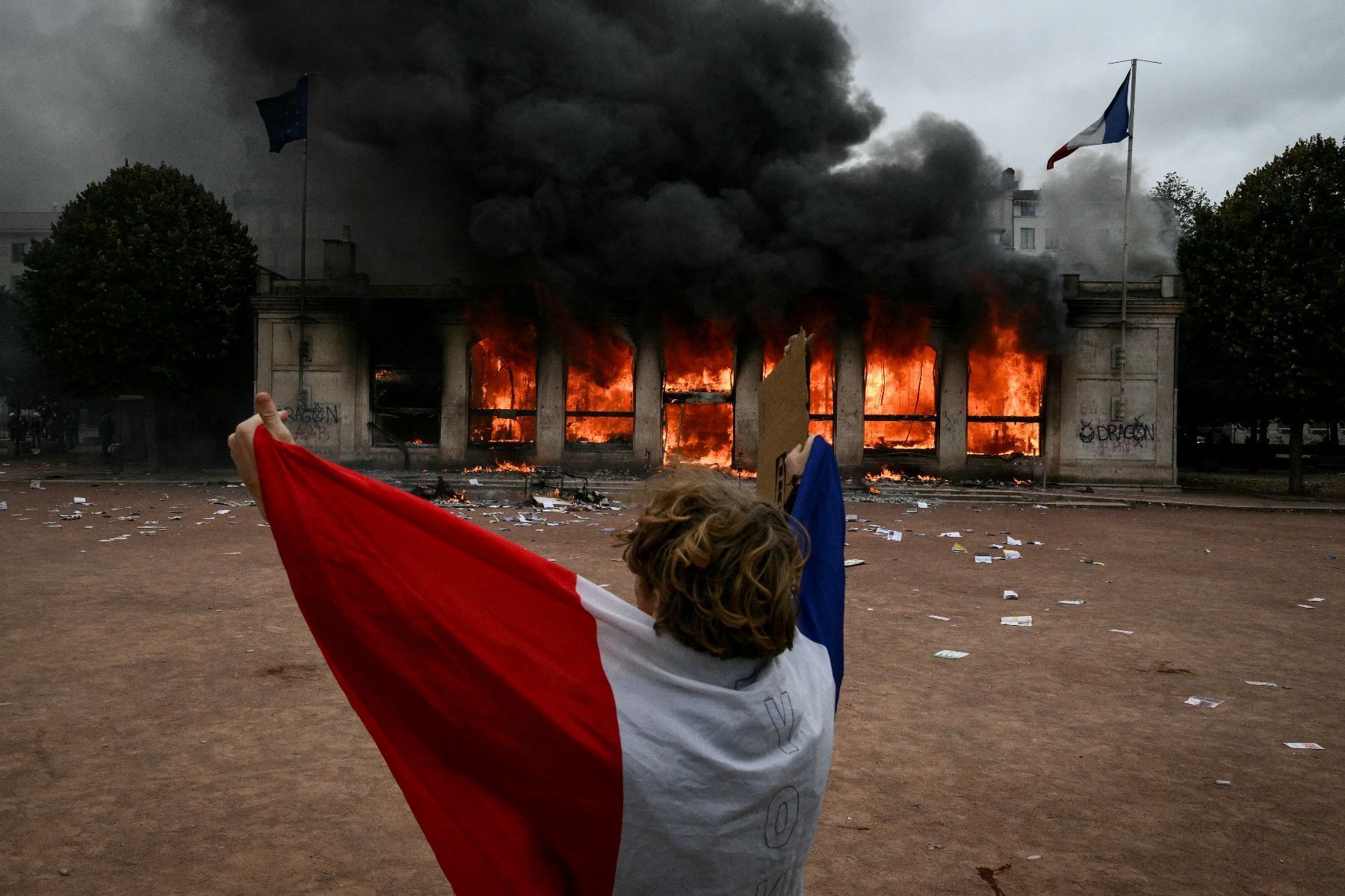Posto de turismo em Lyon é incendiado durante protesto na França
